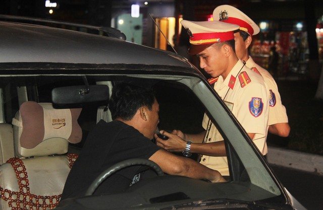Chủ tịch Quảng Nam yêu cầu xử lý nghiêm cán bộ, đảng viên vi phạm giao thông - Ảnh 2.
