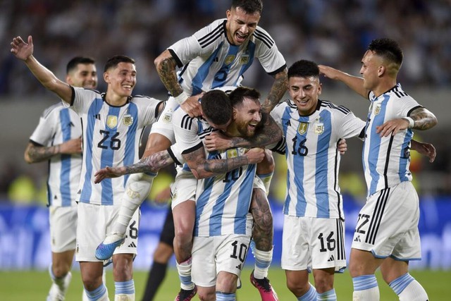 Messi ghi siêu phẩm sút phạt trong ngày đội tuyển Argentina được vinh danh - Ảnh 1.