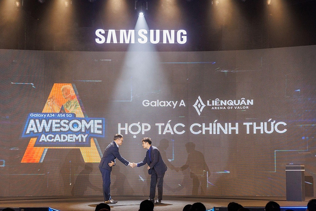Đại diện Samsung công bố việc hợp tác cùng Liên Quân Mobile trong chương trình Awesome Academy mùa 2 của hãng