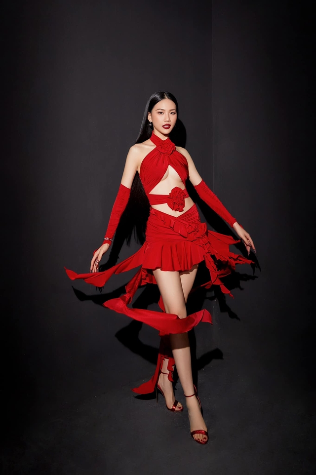 outfit đỏ rực của Quỳnh Hoa trong tập mở đầu chương trình được cắt xẻ đầy táo bạo cùng với bông hoa hồng nở rộ ở eo đến từ nhà thiết kế Lê Long