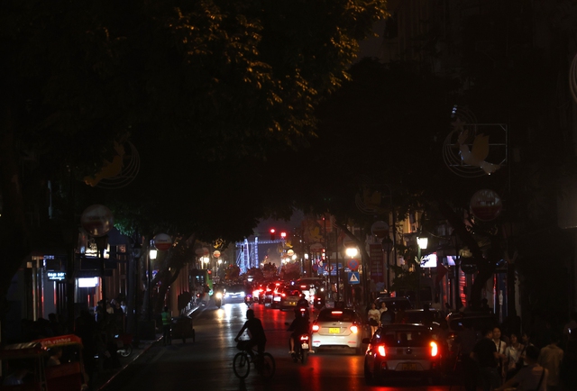 Hàng trăm người dân Hà Nội đổ ra đường hưởng ứng Giờ trái đất - Ảnh 8. Hàng trăm người dân Hà Nội đổ ra đường hưởng ứng Giờ trái đất - Ảnh 8.