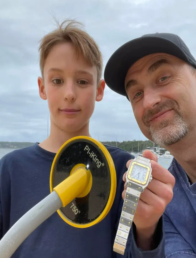 Cậu học sinh tìm thấy chiếc đồng hồ trị giá gần 315 triệu đồng tại bãi biển - Ảnh 1.