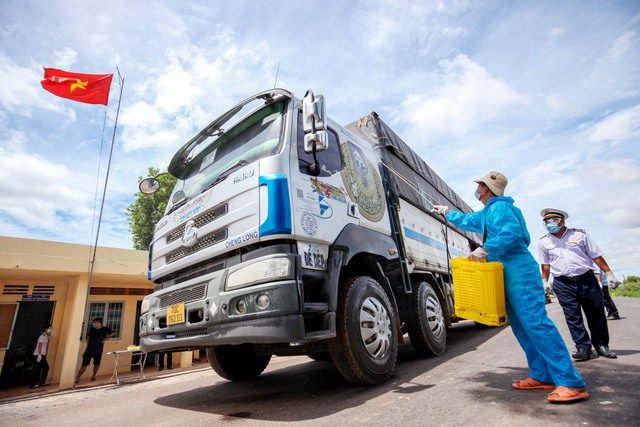 Tây Ninh: Giám sát buôn bán, vận chuyển, giết mổ trái phép ngừa dịch bệnh cúm A/H5N1 - Ảnh 1.