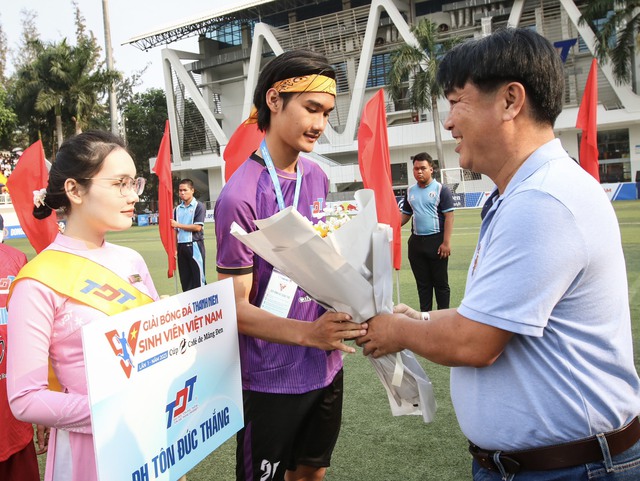 HLV Trần Minh Chiến trao hoa trong lễ khai mạc VCK giải bóng đá Thanh Niên Sinh viên Việt Nam
