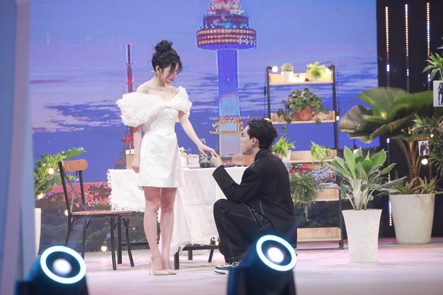 Nữ ca sĩ gây sốt khi mang nhẫn đến tỏ tình trai đẹp trong show hẹn hò - Ảnh 2.