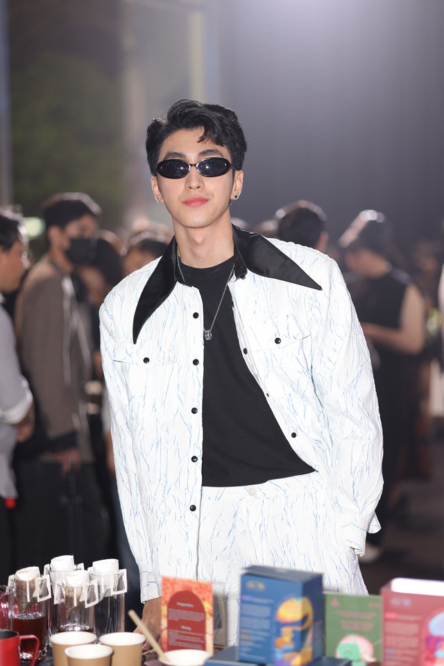 H’Hen Nie diện style cá tính, gợi cảm tại Fashion show có Denis Đặng là vedette  - Ảnh 2.