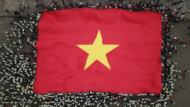 Xúc động Lễ thượng cờ Tổ quốc tại Tiền Phong Marathon 2023 - Ảnh 1.