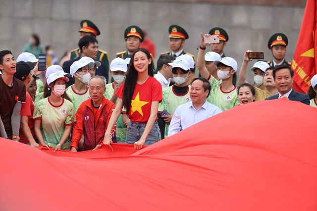 Xúc động Lễ thượng cờ Tổ quốc tại Tiền Phong Marathon 2023 - Ảnh 2.