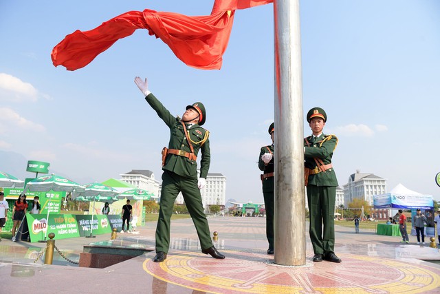 Xúc động Lễ thượng cờ Tổ quốc tại Tiền Phong Marathon 2023 - Ảnh 7.