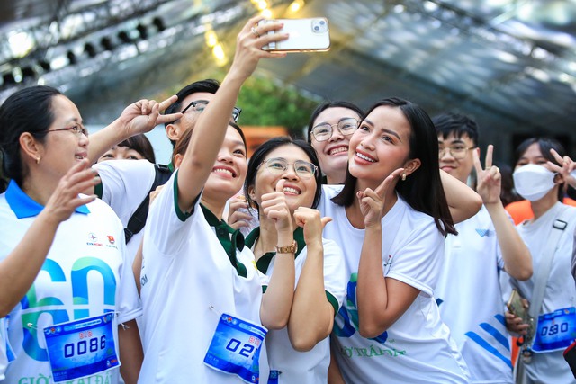 Hoa hậu H’Hen Nie tham gia chạy bộ chào mừng Ngày thành lập Đoàn 26.3 - Ảnh 9.
