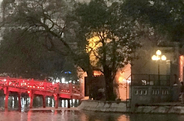 Cháy trạm bán vé qua cầu Thê Húc trên hồ Hoàn Kiếm - Ảnh 1.