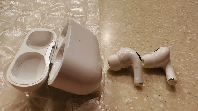 Phát hiện bất ngờ sau khi bỏ quên tai nghe AirPods trên máy bay - Ảnh 1.