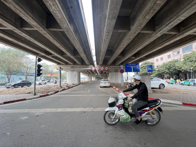 Hà Nội: Cầu vòm thép 65 tỉ đồng vượt hồ Linh Đàm thưa vắng người qua lại - Ảnh 1.