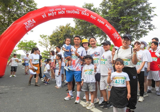 Thầy cô, học sinh chạy bộ gây quỹ ủng hộ trẻ em bất hạnh   - Ảnh 3.