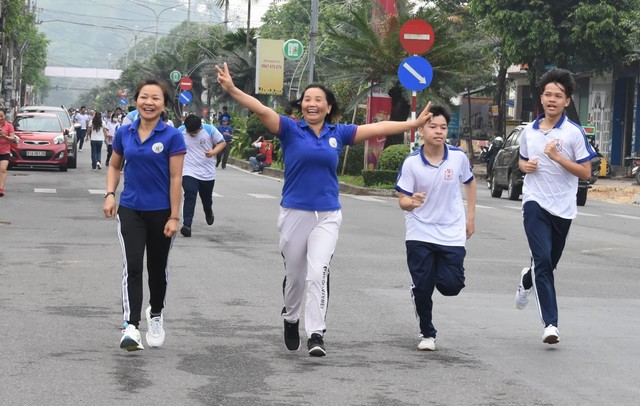 Quảng Ngãi: Gần 1.300 người tham gia chạy bộ vì sức khỏe toàn dân - Ảnh 6.