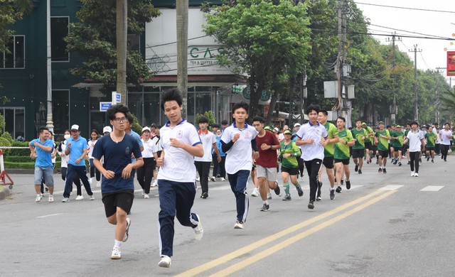 Quảng Ngãi: Gần 1.300 người tham gia chạy bộ vì sức khỏe toàn dân - Ảnh 4.