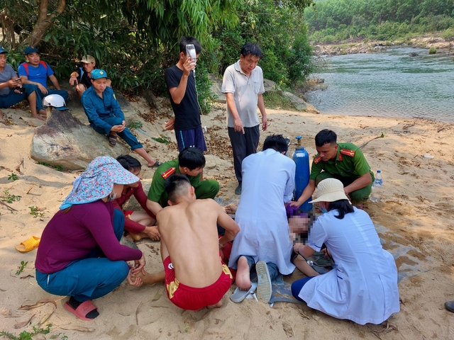 Quảng Ngãi: Tắm sông một người bị đuối nước tử vong - Ảnh 2.