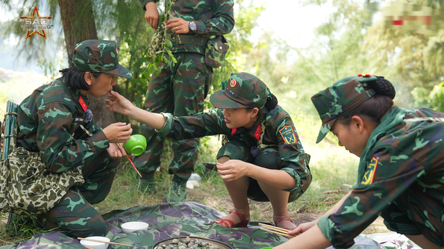 Sao nhập ngũ 2023: Hoa hậu Thiên Ân 'sang chấn tâm lý' với thử thách bắt rắn  - Ảnh 3.