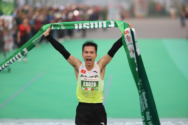 Đỗ Quốc Luật, Lê Thị Tuyết vô địch Tiền Phong Marathon 2023 - Ảnh 1.