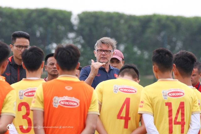 HLV Troussier: 'Tôi chịu trách nhiệm, cầu thủ không cần lo về kết quả' - Ảnh 1.