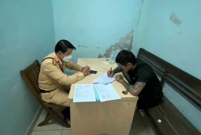 Đà Nẵng: Truy đuổi hơn cây số, bắt tài xế vừa lái xe vừa phê ma túy - Ảnh 1. Đà Nẵng: Truy đuổi hơn cây số, bắt tài xế vừa lái xe vừa phê ma túy - Ảnh 1.