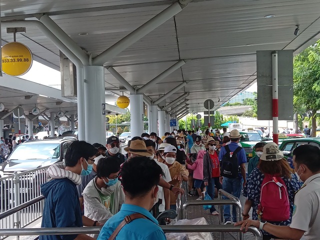 TP.HCM hối thúc làm hầm giảm ùn tắc ga quốc nội sân bay Tân Sơn Nhất - Ảnh 1.