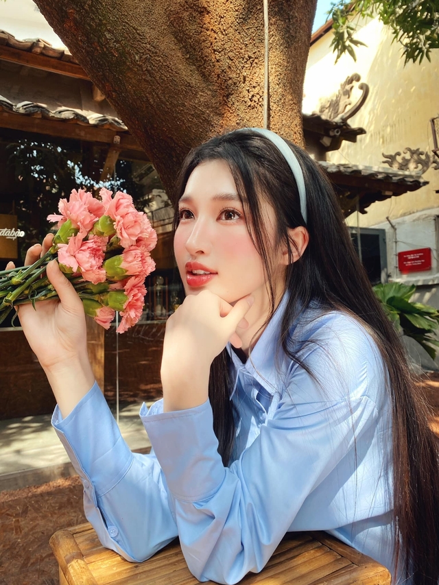 Người đẹp Việt phối sơ mi ‘đu trend’ ôm hoa gây sốt cộng đồng mạng - Ảnh 2.