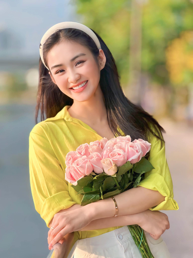 Người đẹp Việt phối sơ mi ‘đu trend’ ôm hoa gây sốt cộng đồng mạng - Ảnh 4.