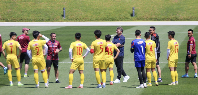 HLV Troussier cần đánh giá lại thực trạng của bóng đá trẻ Việt Nam - Ảnh 1.