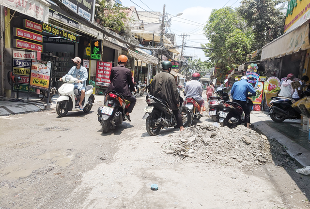 Bạn đọc viết: Bức xúc vì công trình quá ngổn ngang - Ảnh 1.