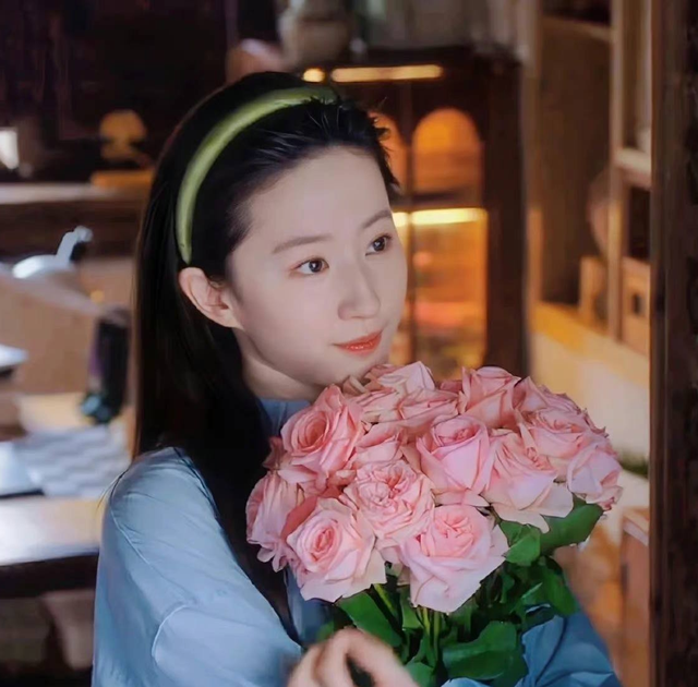 Người đẹp Việt phối sơ mi ‘đu trend’ ôm hoa gây sốt cộng đồng mạng - Ảnh 5.