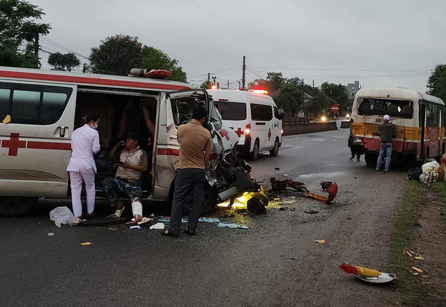 Hà Tĩnh: Xe cứu thương chở người chết đâm vào đuôi xe buýt, 2 người bị thương - Ảnh 1.