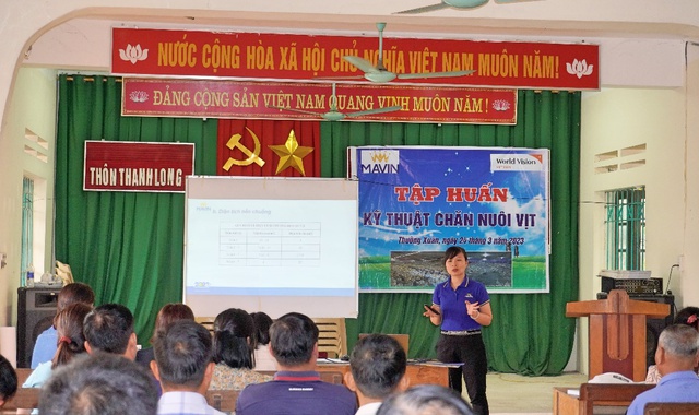 Chuyển giao kỹ thuật chăn nuôi vịt cho các hộ nghèo huyện Thường Xuân (Thanh Hóa)  - Ảnh 2.