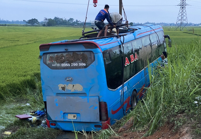 Vụ lật xe khách ở Quảng Ngãi: Người điều khiển xe máy vi phạm nồng độ cồn - Ảnh 3.