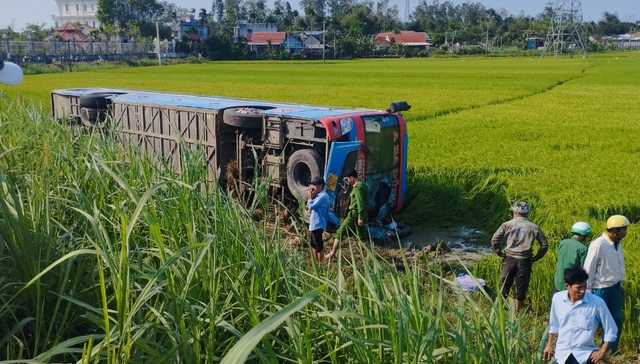 Quảng Ngãi: Xe khách lật xuống ruộng tài xế tử vong và nhiều hành khách bị thương - Ảnh 1.