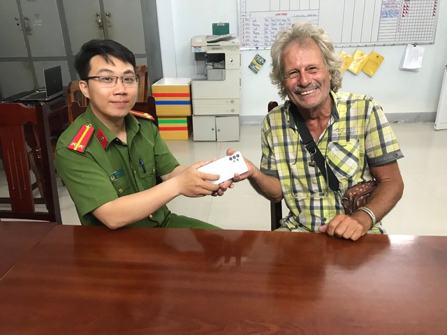 Ninh Thuận: Công an trao trả lại điện thoại cho du khách nước ngoài - Ảnh 1.