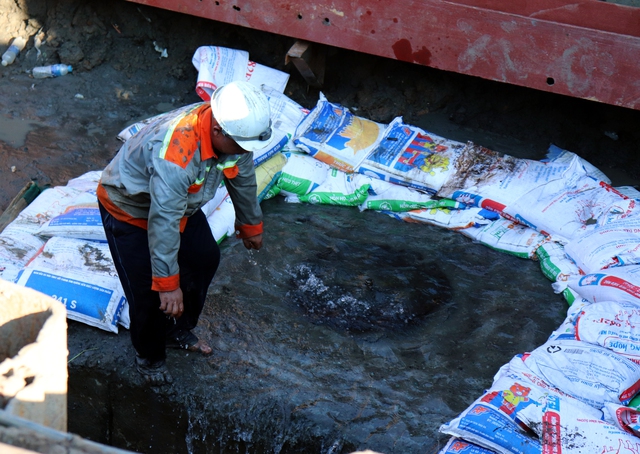 Khắc phục xong sự cố vỡ ống cấp nước 1,5 m đường Phạm Văn Đồng  - Ảnh 1.