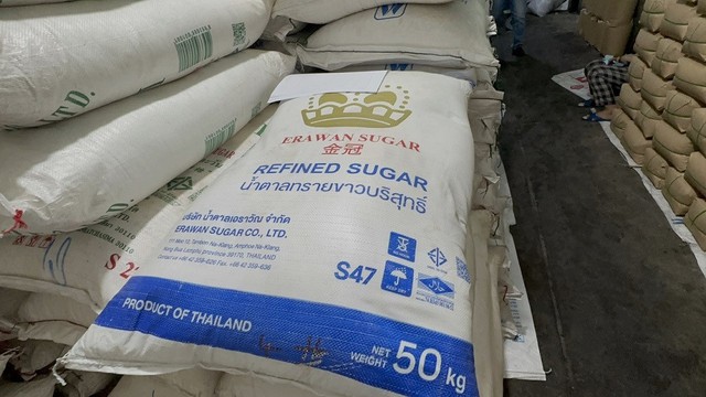 TP.HCM: Tạm giữ 26,5 tấn đường cát Thái Lan nghi nhập lậu - Ảnh 1.