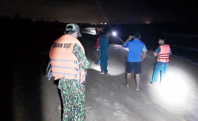 Quảng Nam: Xuyên đêm tìm kiếm người dân mất tích khi đi thả lưới trên biển - Ảnh 1.