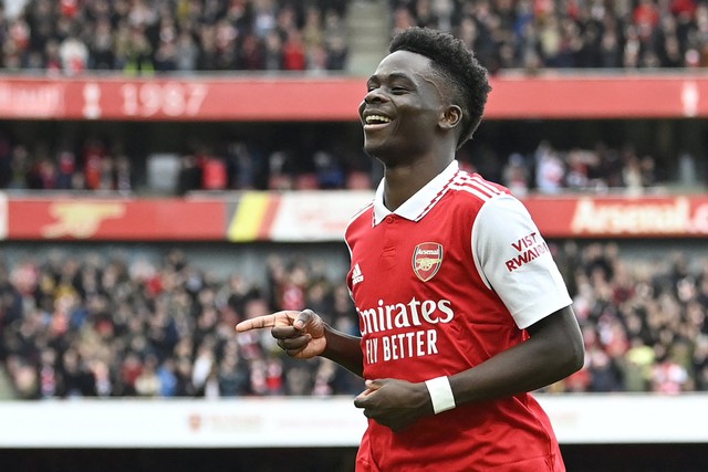 Arsenal giữ chân viên ngọc quý Bukayo Saka bằng bản hợp đồng ‘khủng’ - Ảnh 1.