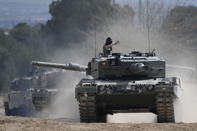 Ukraine nhận xe tăng Anh, Đức trước cuộc phản công lớn - Ảnh 2.