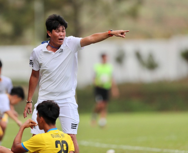 Mưa thẻ phạt trong trận CAHN-Thanh Hóa ở giải bóng đá U.19 quốc gia 2023 - Ảnh 1.