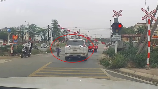 Ô tô Mitsubishi Xpander bon chen vượt rào chắn đường sắt: ‘Lắc đầu’ ý thức giao thông - Ảnh 2.