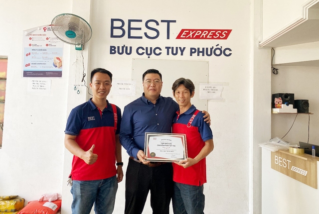 Ông Jackson Shu - Giám đốc khu vực miền Trung đại diện BEST Express trao bằng khen cho bưu cục Tuy Phước (Bình Định)
