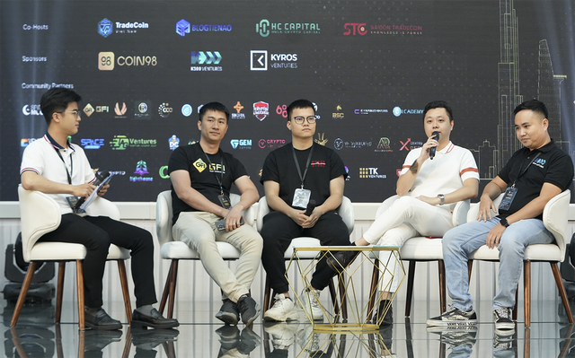 Ông Trần Dinh (thứ hai từ phải qua) - Trưởng Ban Ứng dụng Fintech nói về các vấn đề startup Web3 đang gặp phải