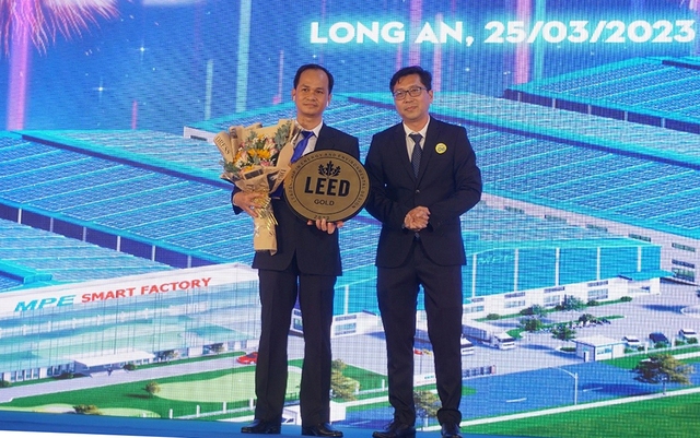 Ông Phạm Quốc Huy, Giám đốc sản xuất MPE (trái) nhận chứng nhận LEED Gold