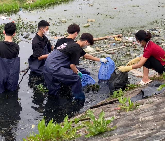 Nhóm bạn trẻ tích cực hành động vì 'Nghệ An xanh' - Ảnh 4.