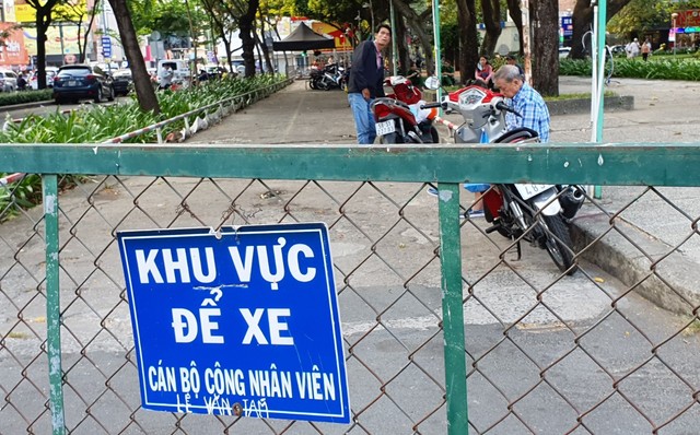 TP.HCM xác minh phản ánh 'cát cứ' chỗ đậu xe ở công viên Lê Văn Tám - Ảnh 2.