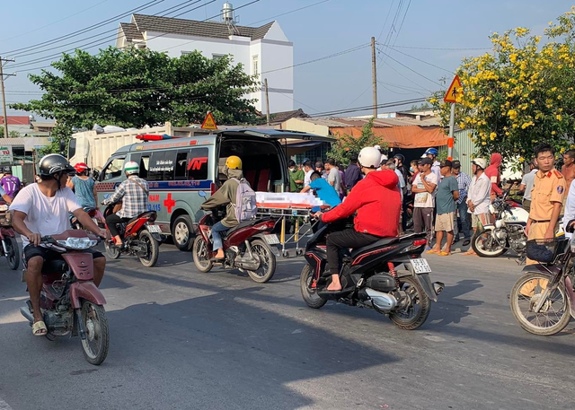 TPHCM: Xe máy tông đuôi xe ben, người đàn ông tử vong - Ảnh 1.