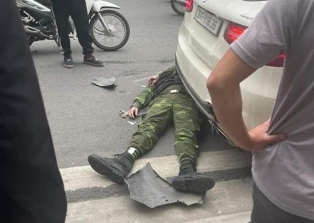 Tạm giữ tài xế taxi đỗ xe sai còn tông chết bảo vệ ở Hà Nội - Ảnh 1.